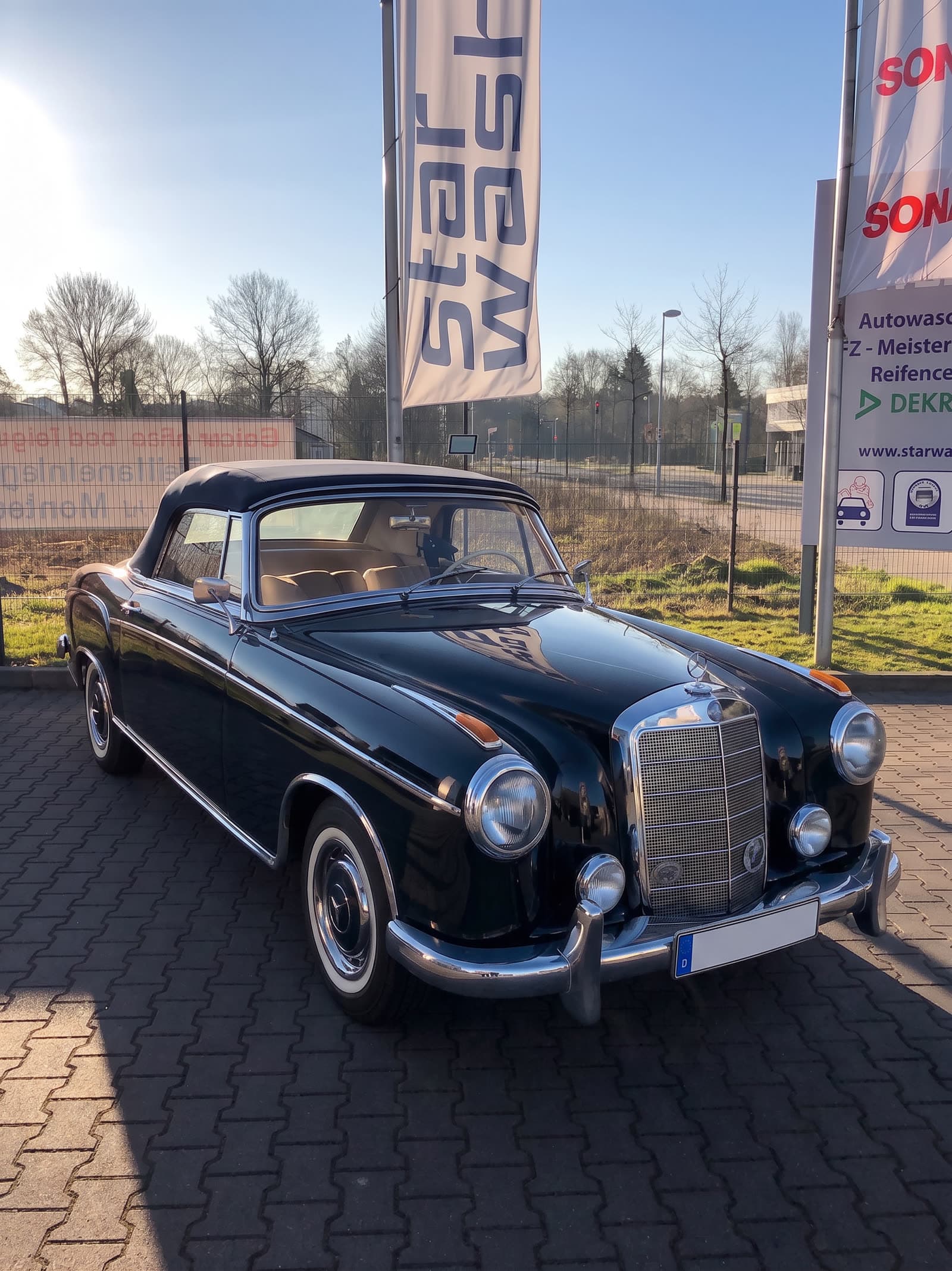Mercedes-Benz 220S Ponton Cabriolet Oldtimer vor StarWash