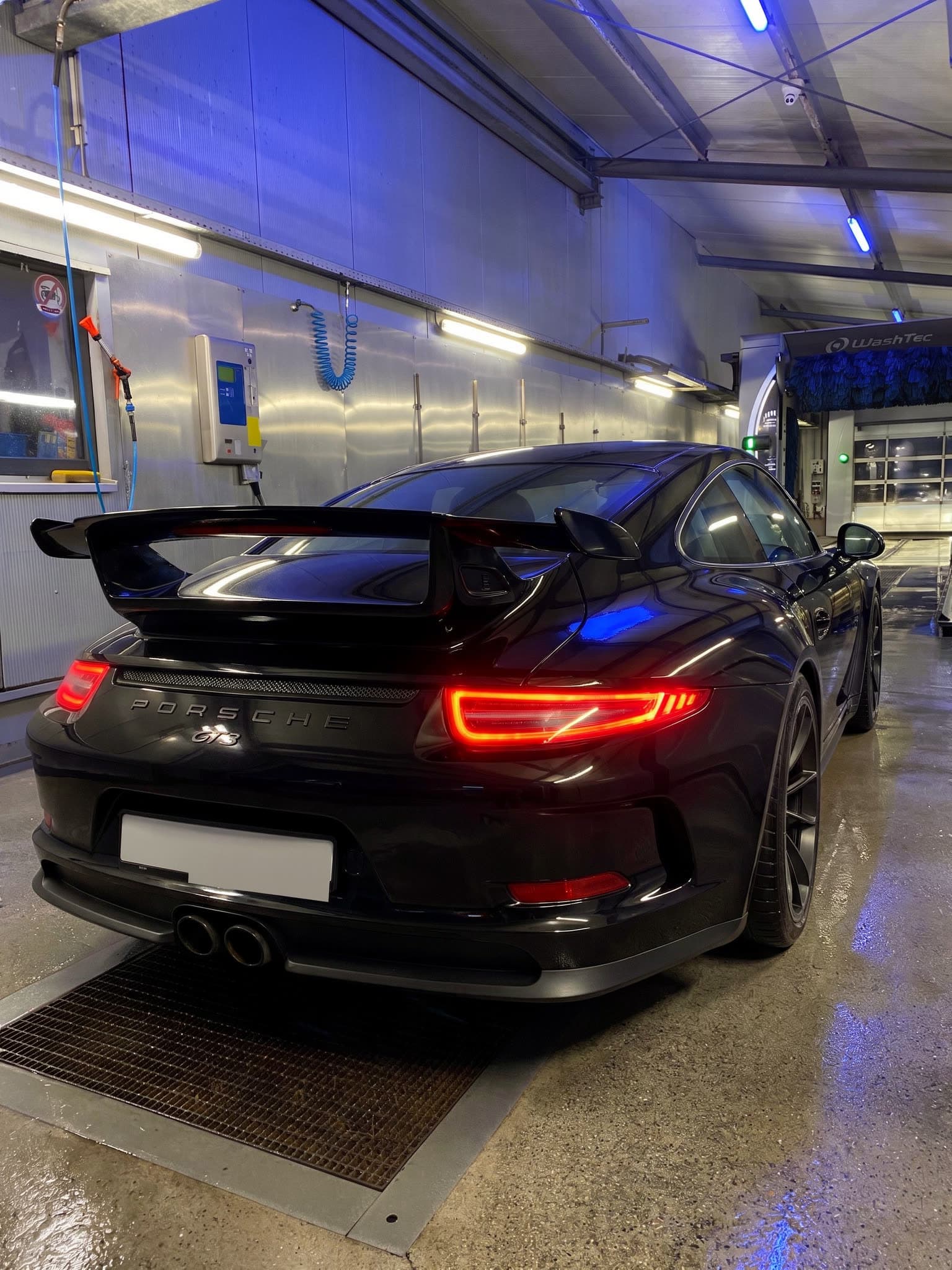 Porsche 991 GT3 RS schwarz in der StarWash SB-Box mit LED-Beleuchtung