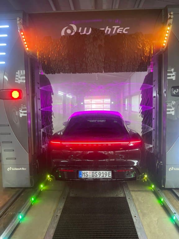 WashTec-Portalanlage in LED-Beleuchtung